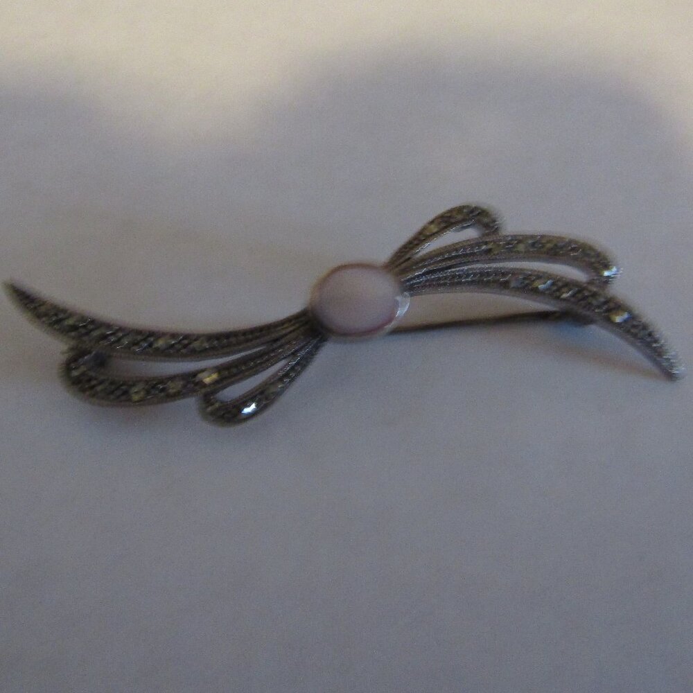 Signed 925 Vintage Sterling Silver Marcasite BOW PIN with Mother of Pearl Center